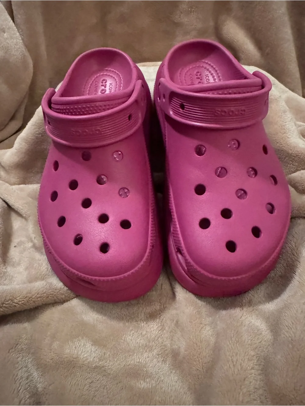 CROCS Classic Clog in Bright Fuchsia