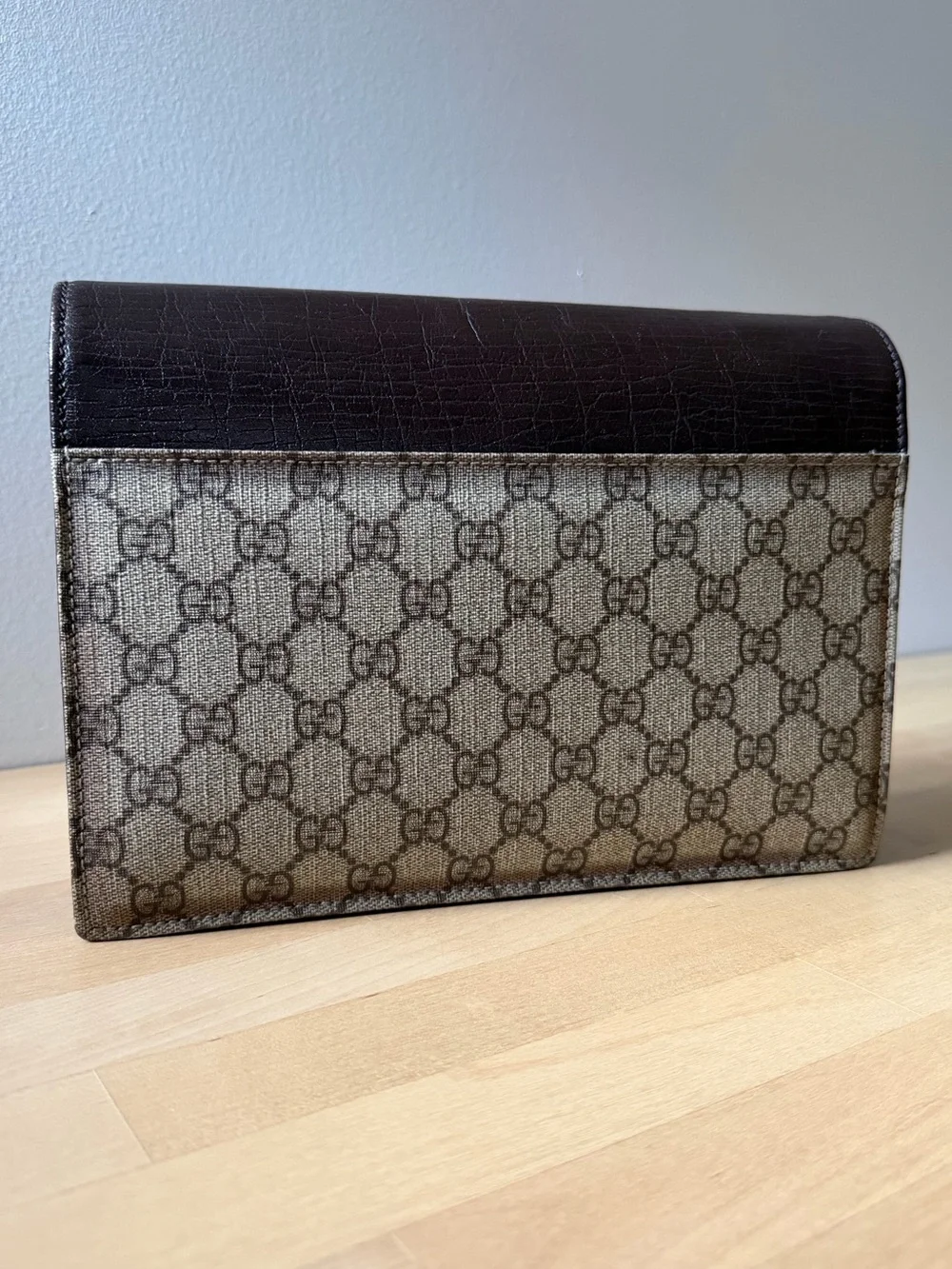 Gucci GG Supreme clutch