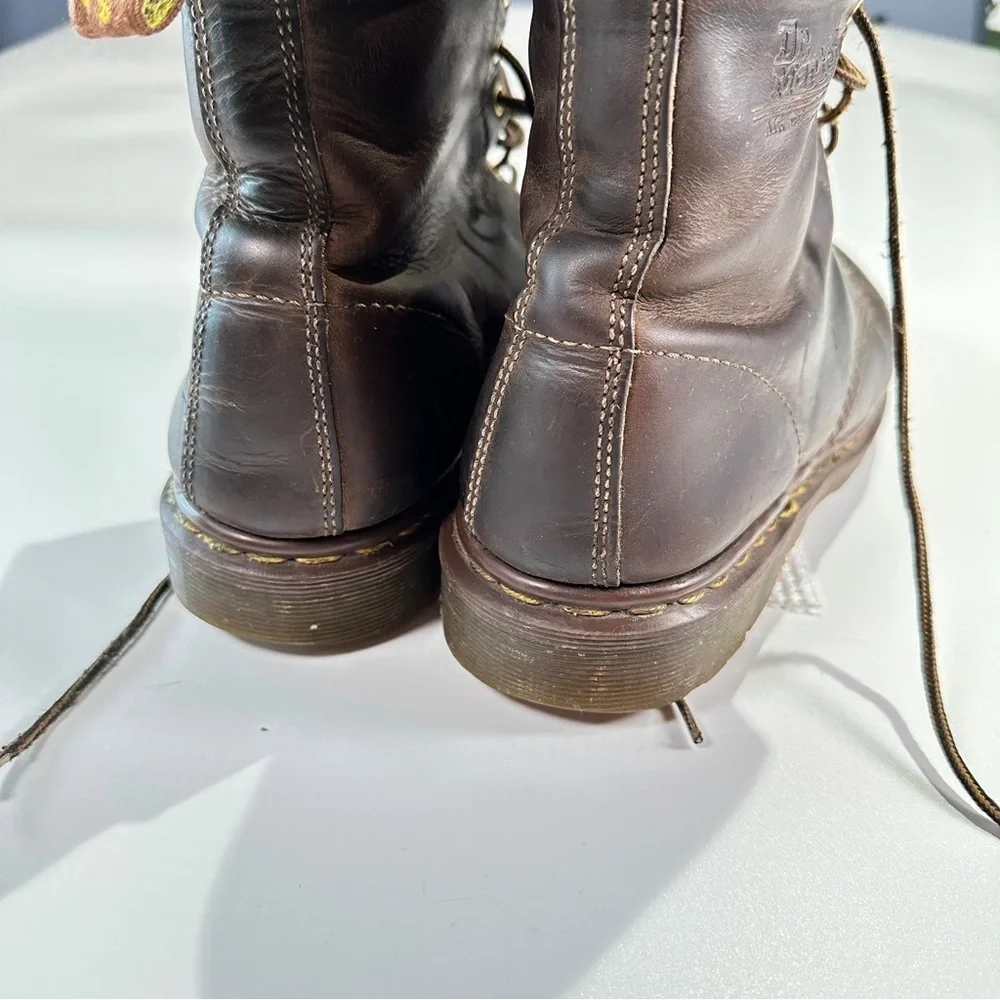 Dr. Martens size arch minimalist