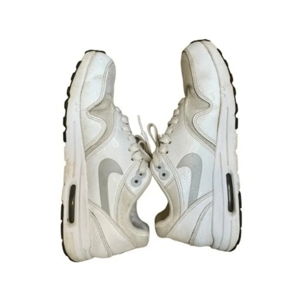 Nike functional running swoosh