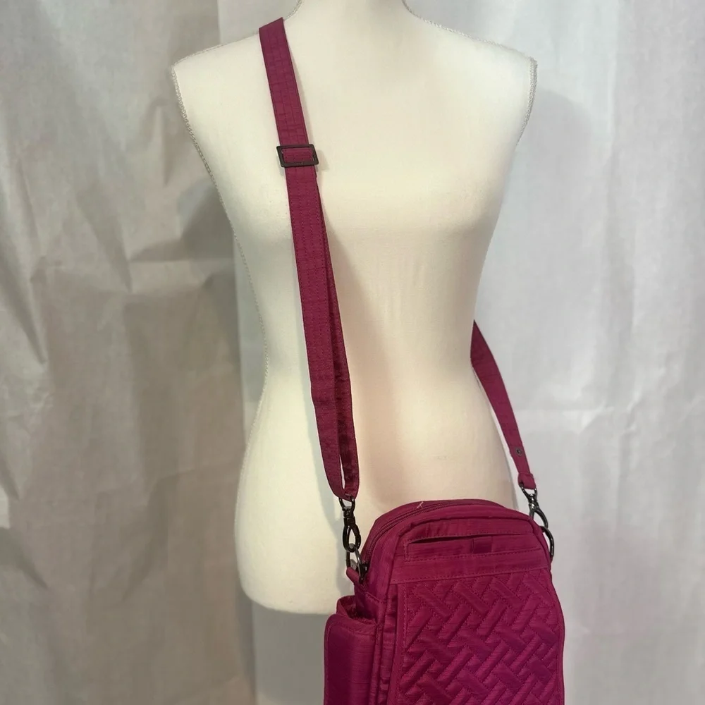 lug daily crossbody magenta