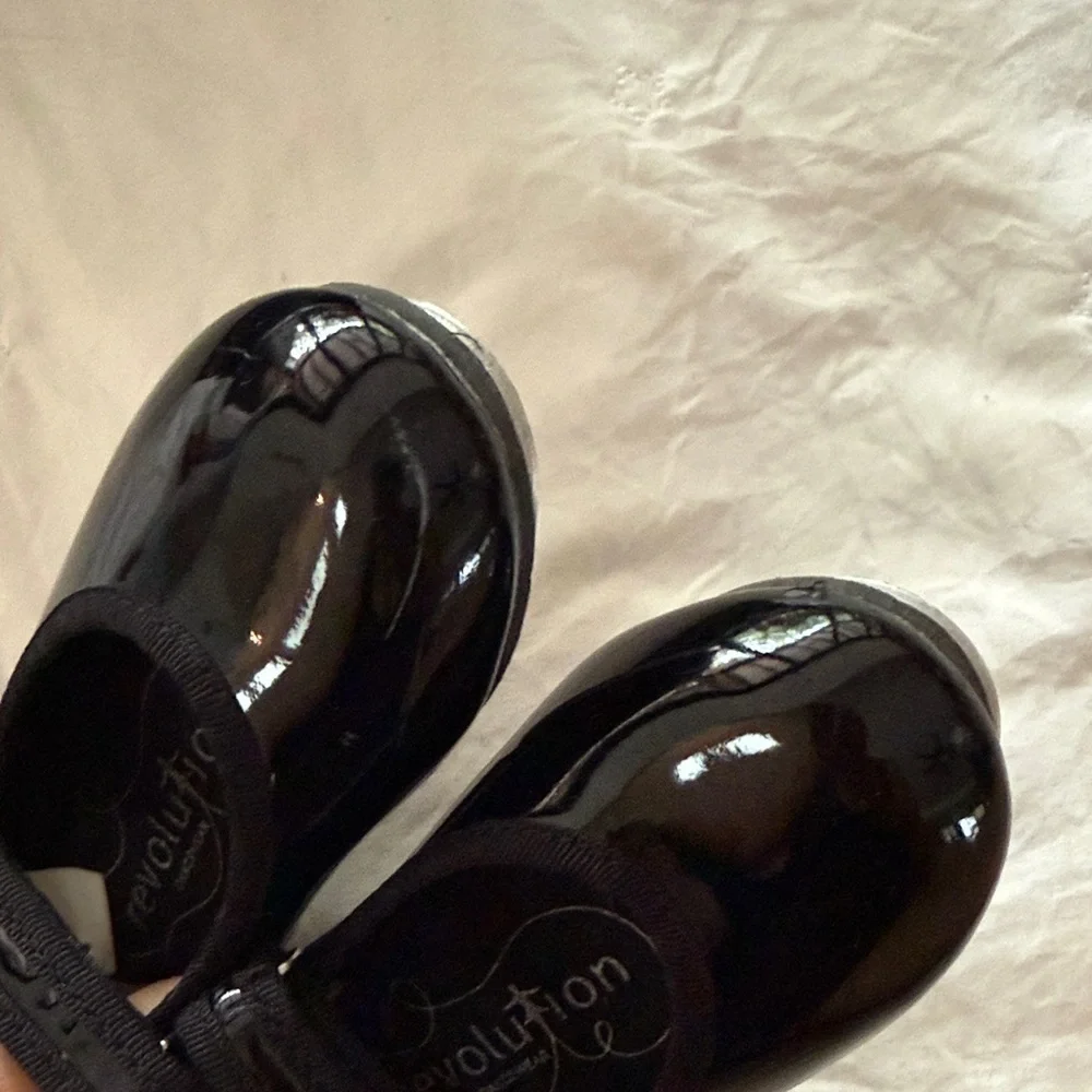 Revolution elegant black