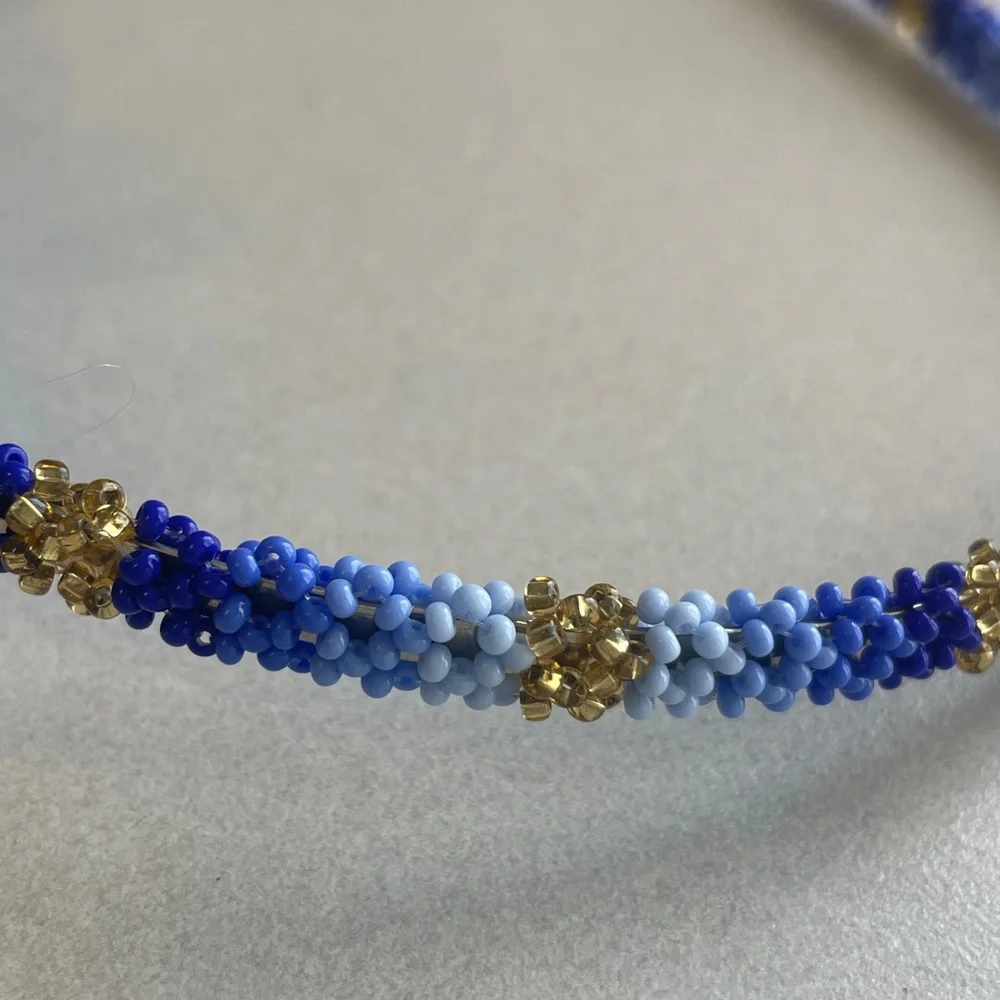 N/A features headband