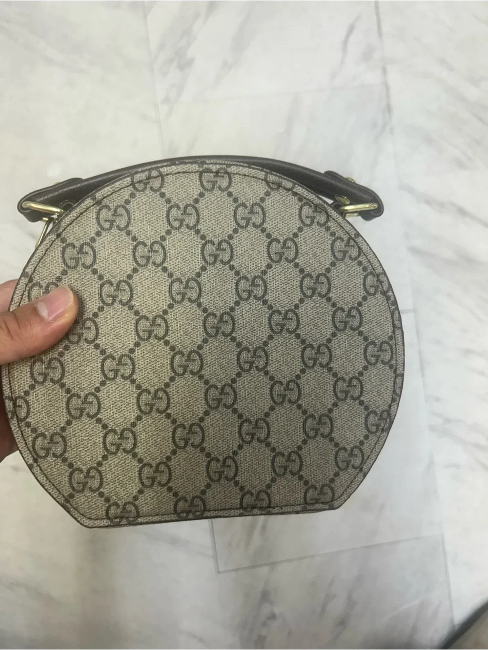 Gucci signature gg