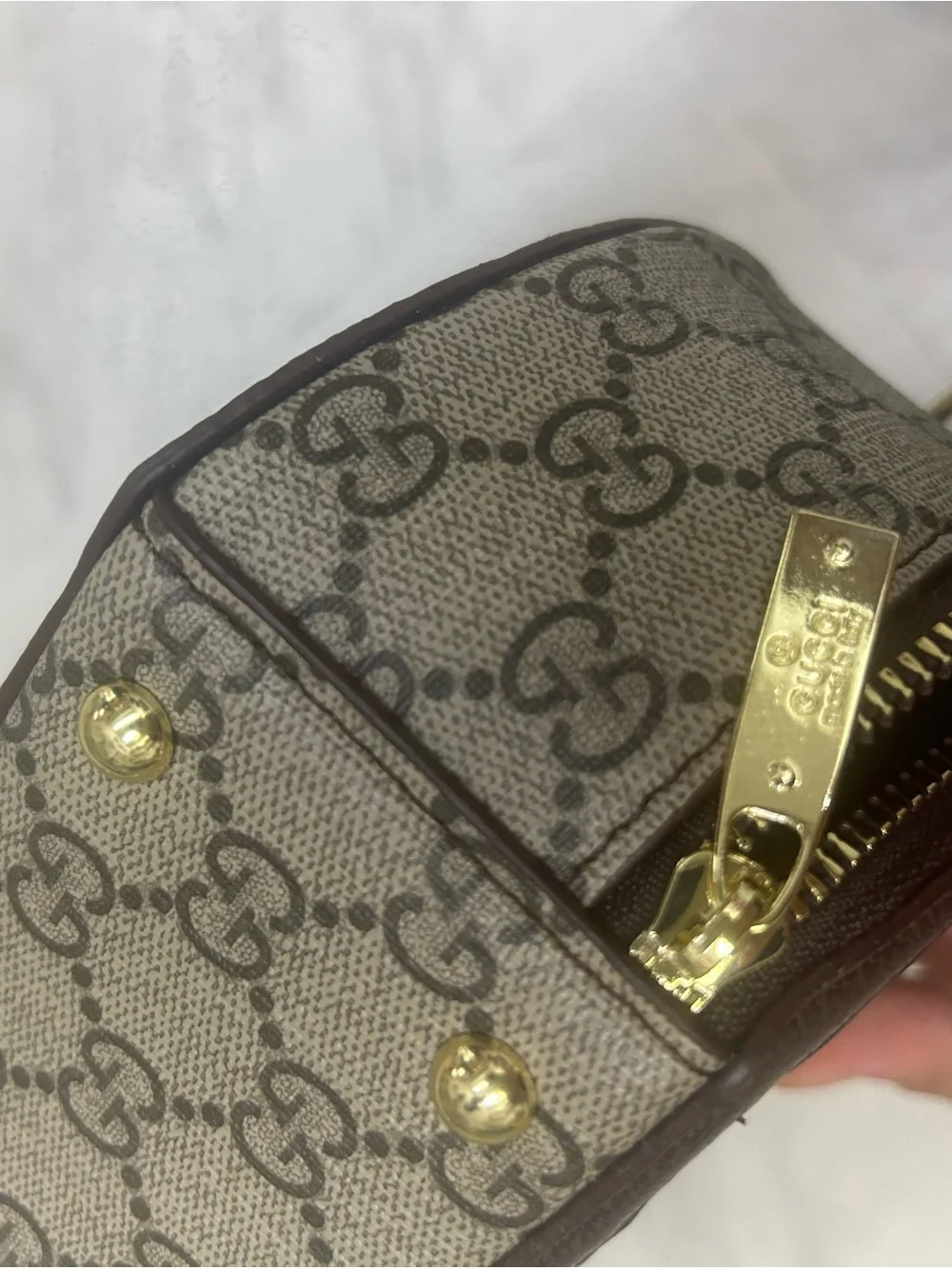Gucci signature gg