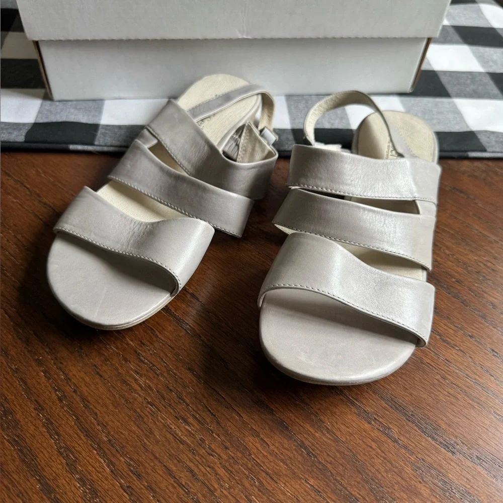 Josef Seibel elegantly shaped