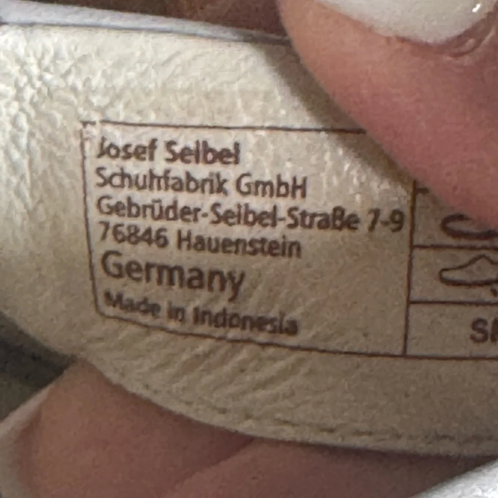 Josef Seibel elegantly shaped