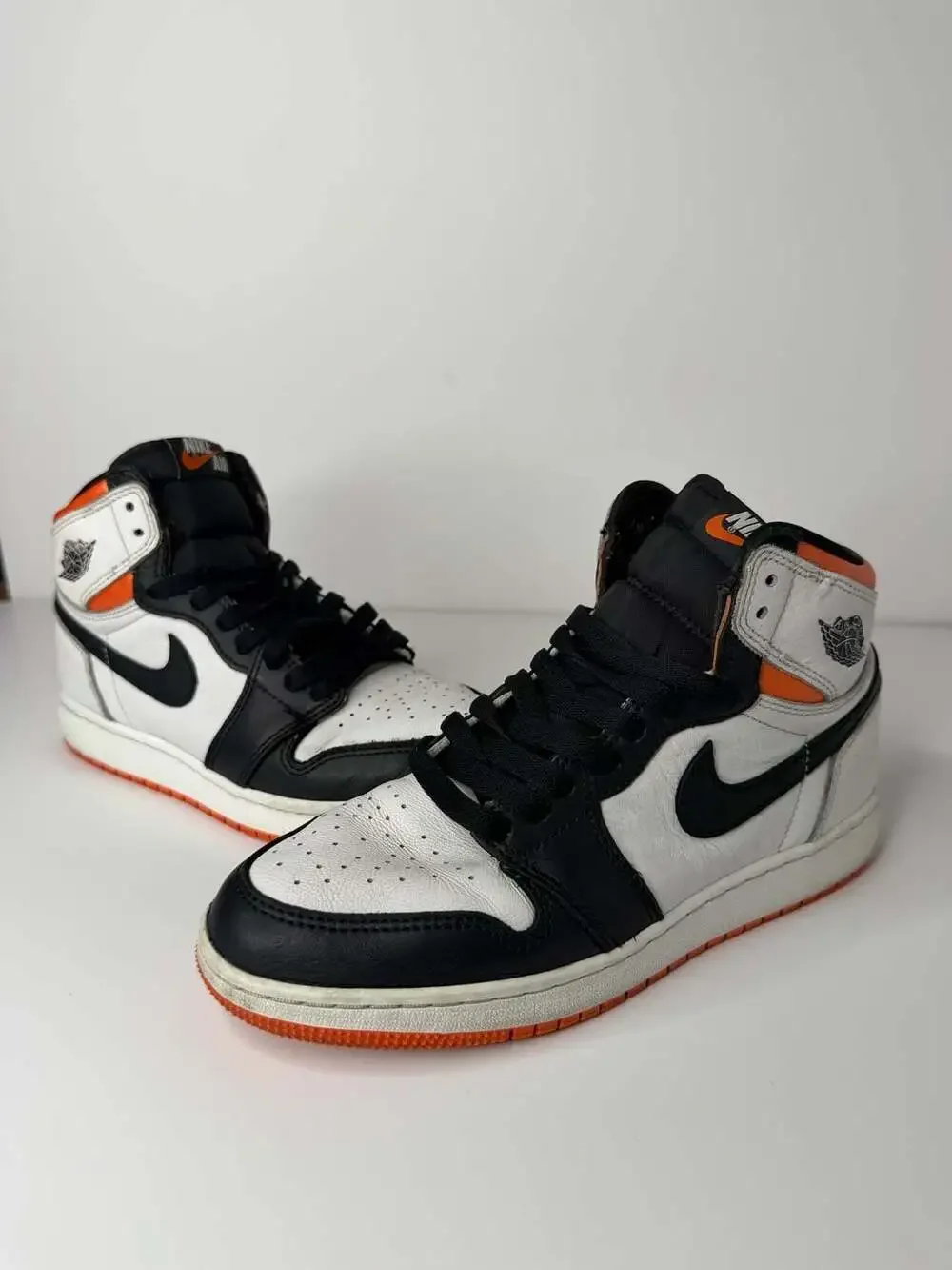 Nike Air Jordan 1 Retro High GS Electro Orange 575441-180 Size 5.5Y