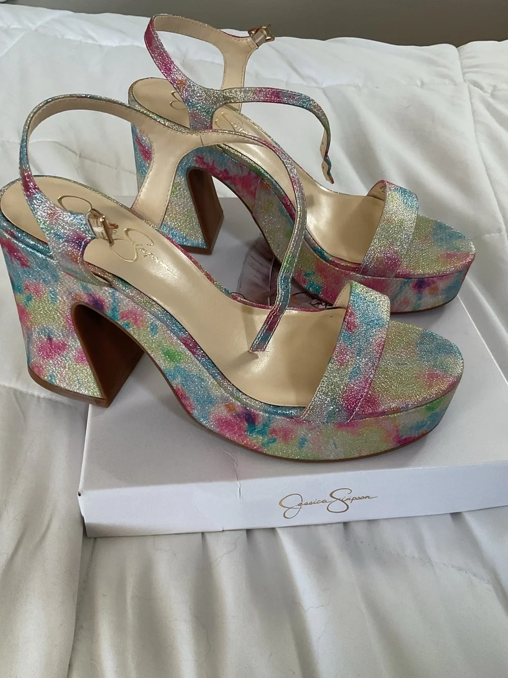 Jessica Simpson eye catching