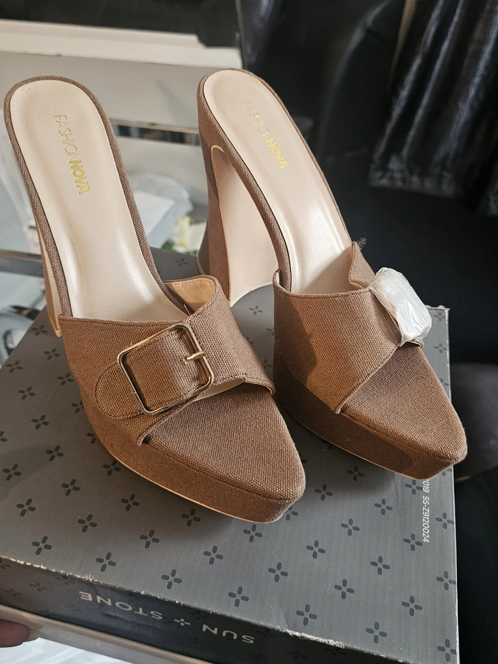 Vionic brown platform