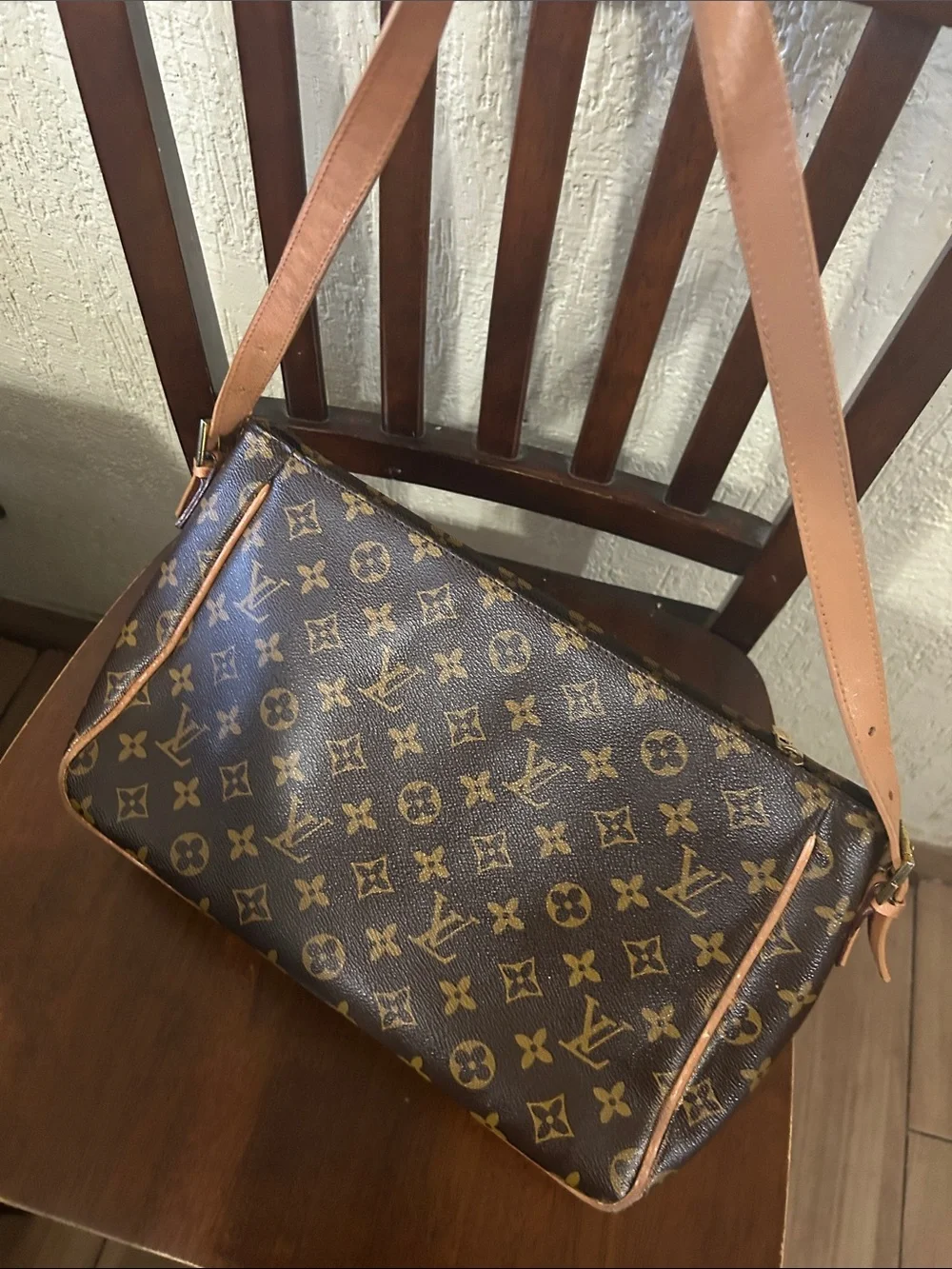 Beautiful bag gold hardware leather