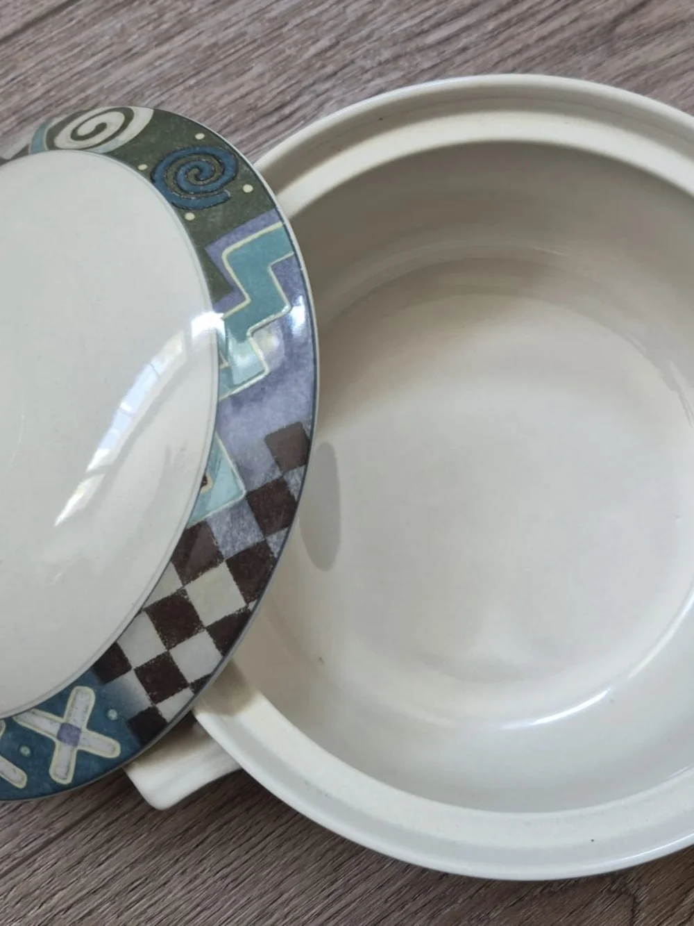 The white house serving bowls