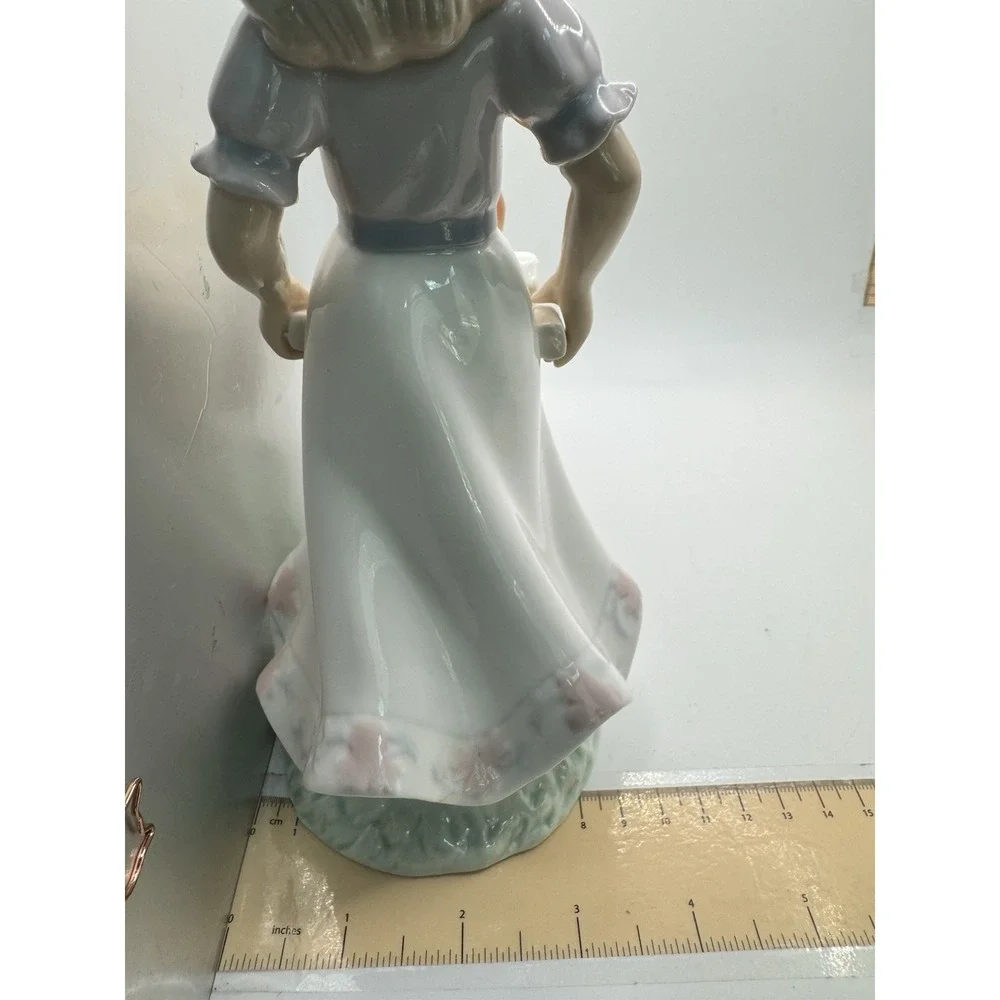 Unmarked this porcelain