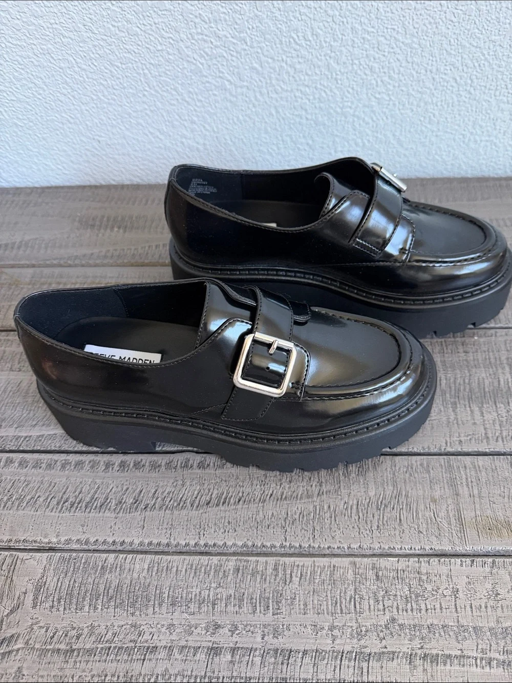 Steve Madden glossy looks buckle