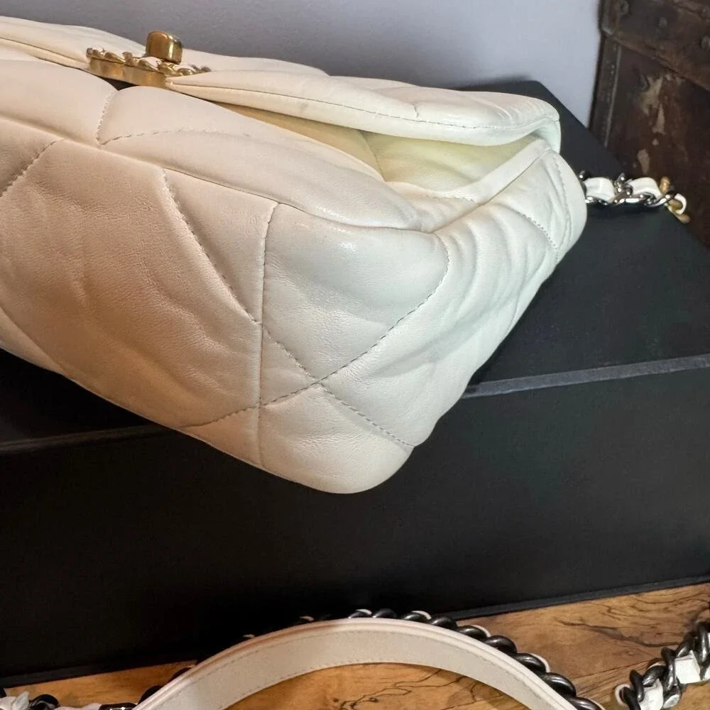 CHANEL modern accessories