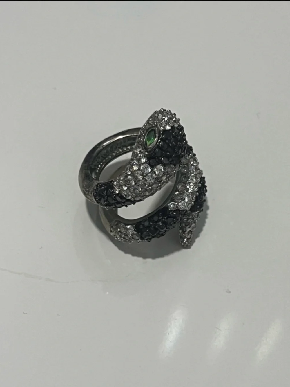 Snake Ring striking black