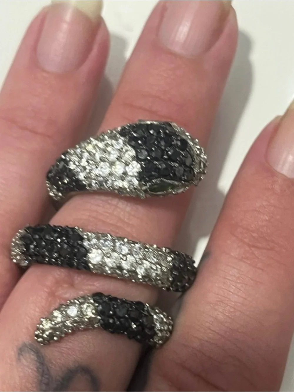 Snake Ring striking black