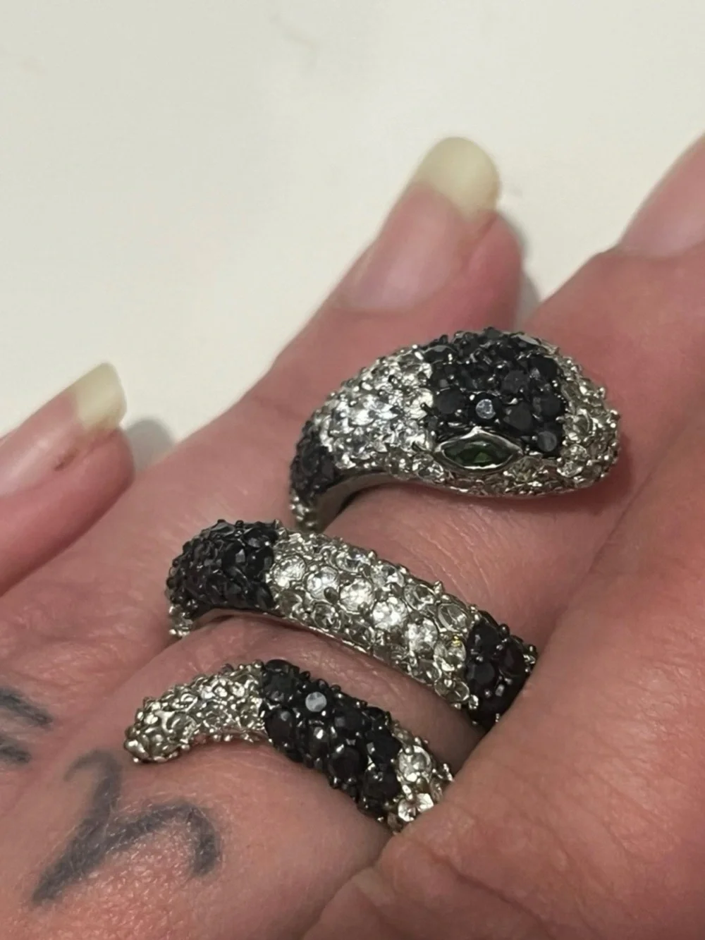 Snake Ring striking black