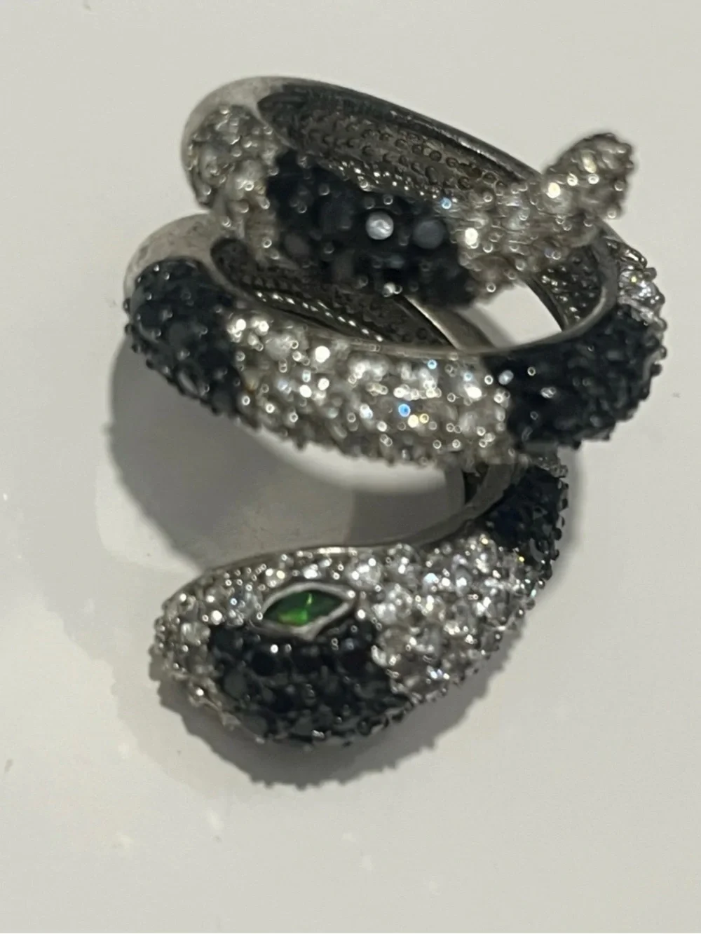 Snake Ring striking black