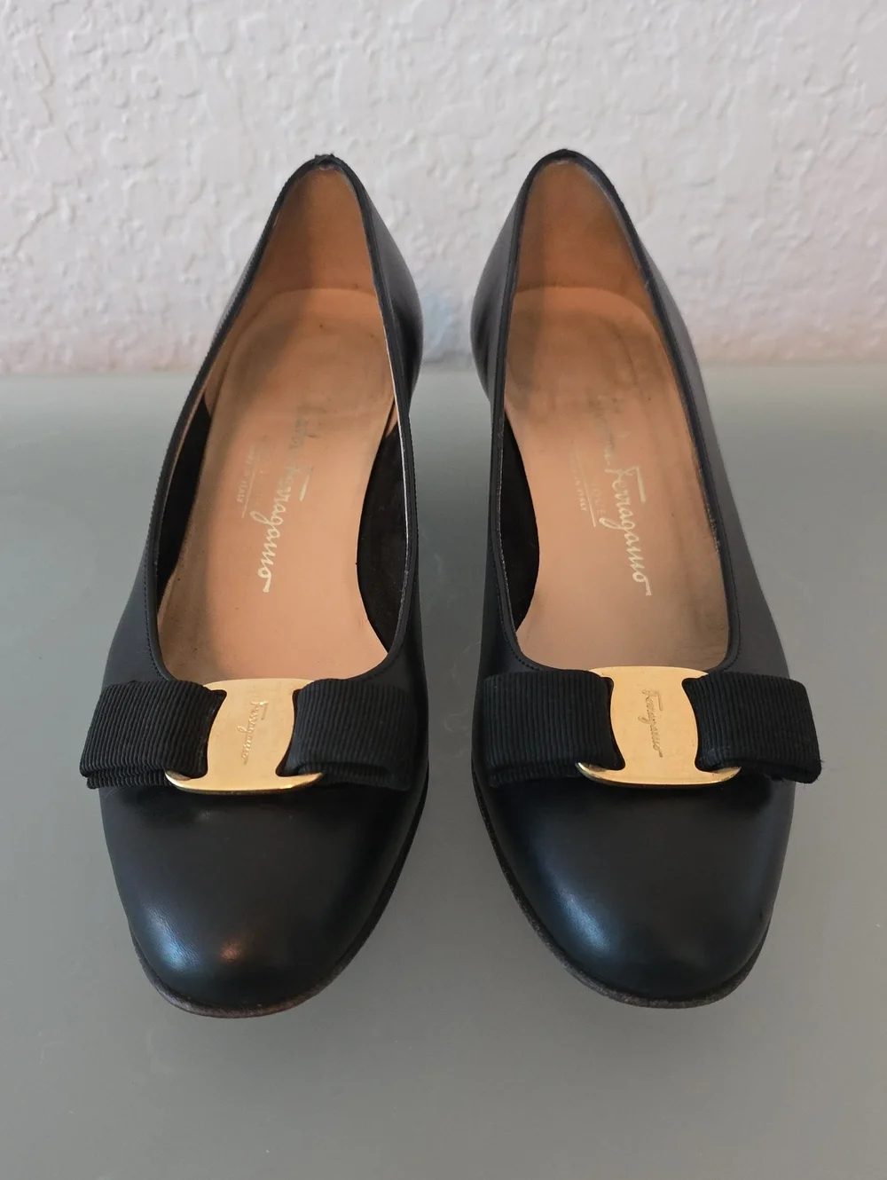 Salvatore Ferragamo Vara Black Bow Pump Size 6 B