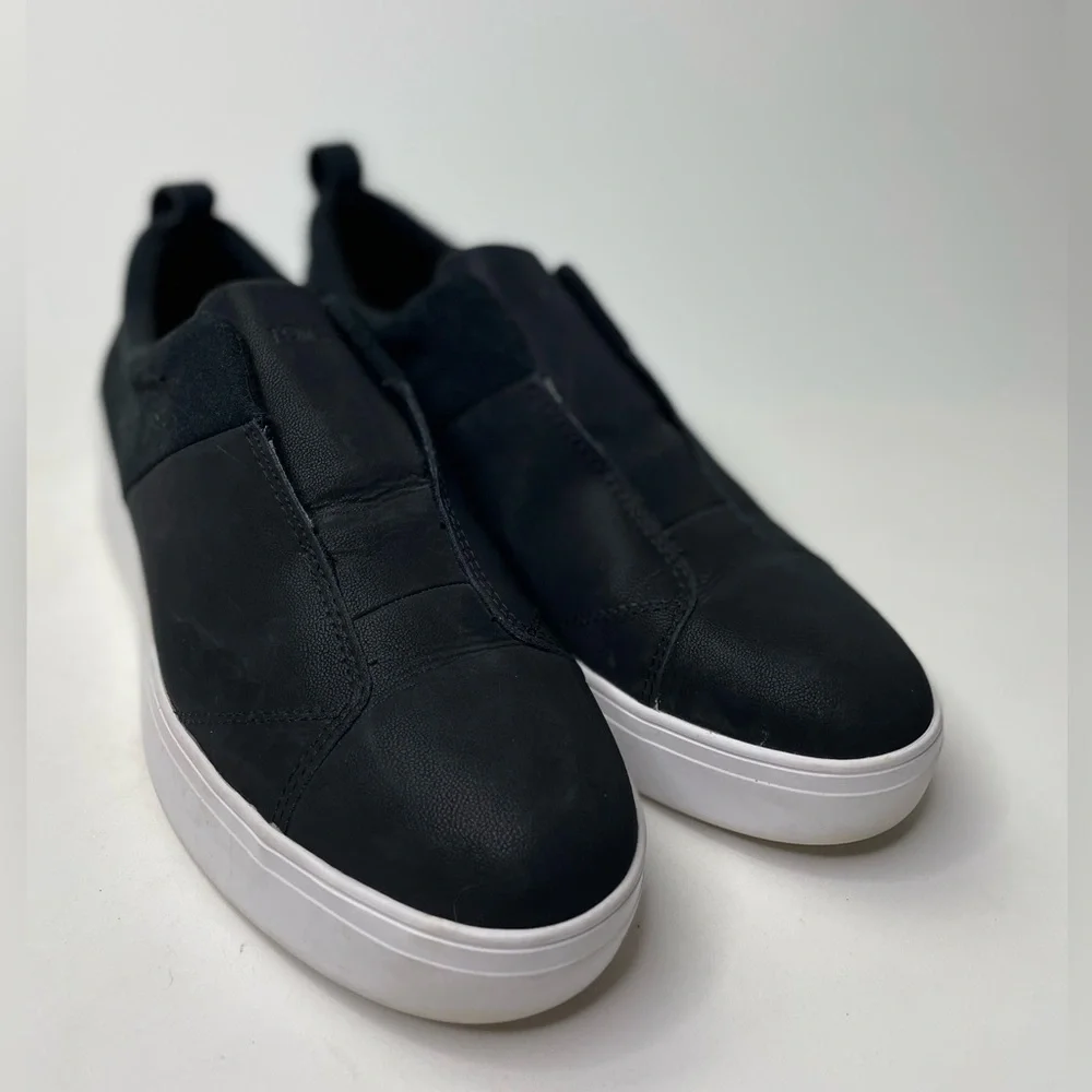 Toms owned women’s black