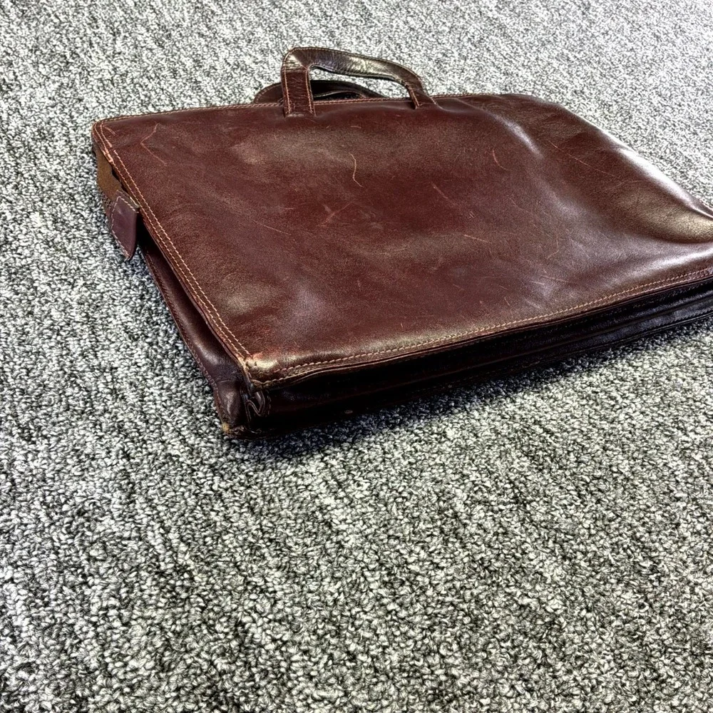 Pappagallo from laptop briefcase