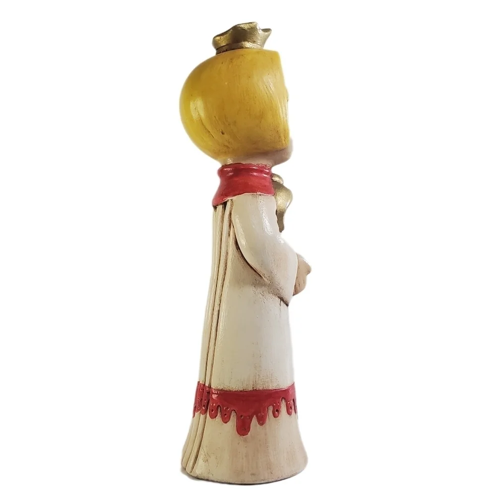 Christmas Decor 11 singer figurine