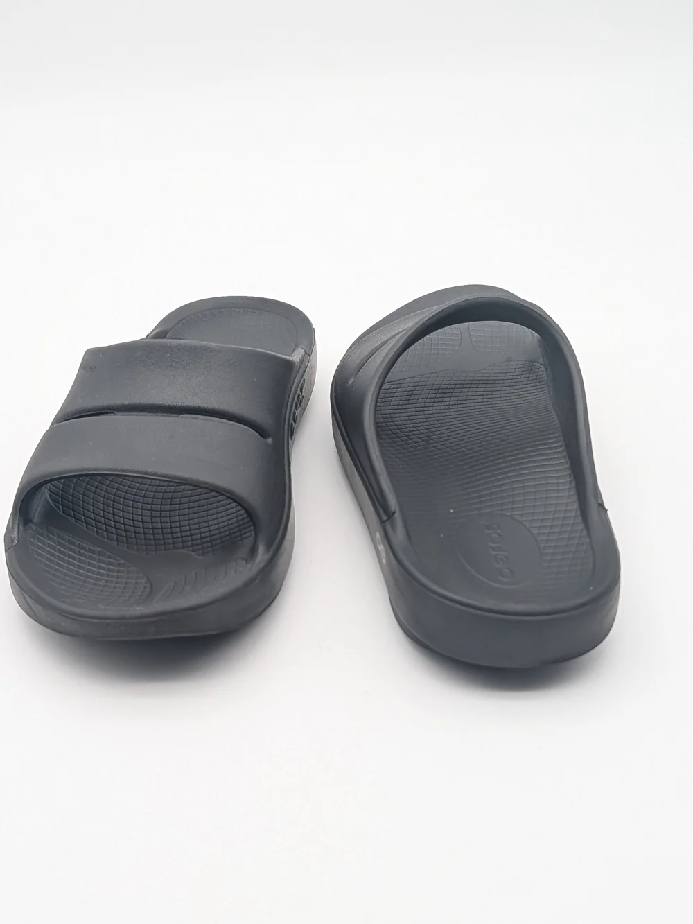 OOFOS slip sandals