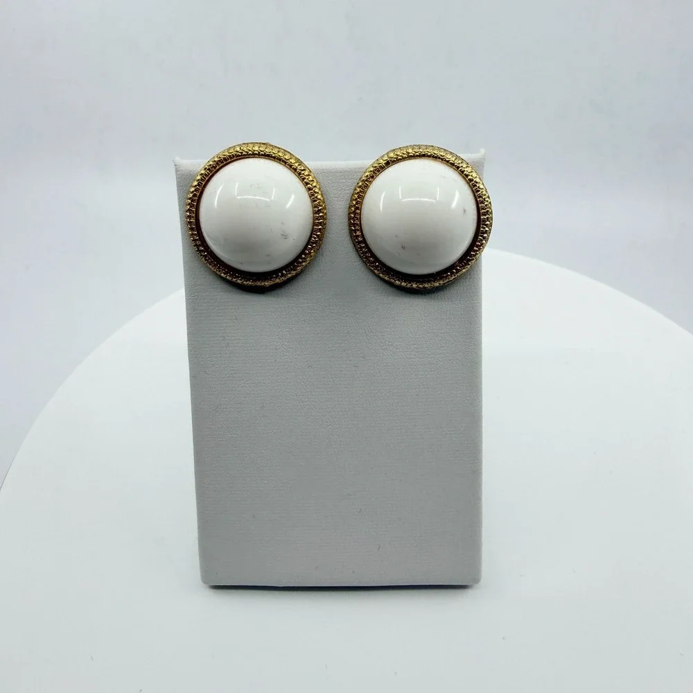 N/A follow cabochon