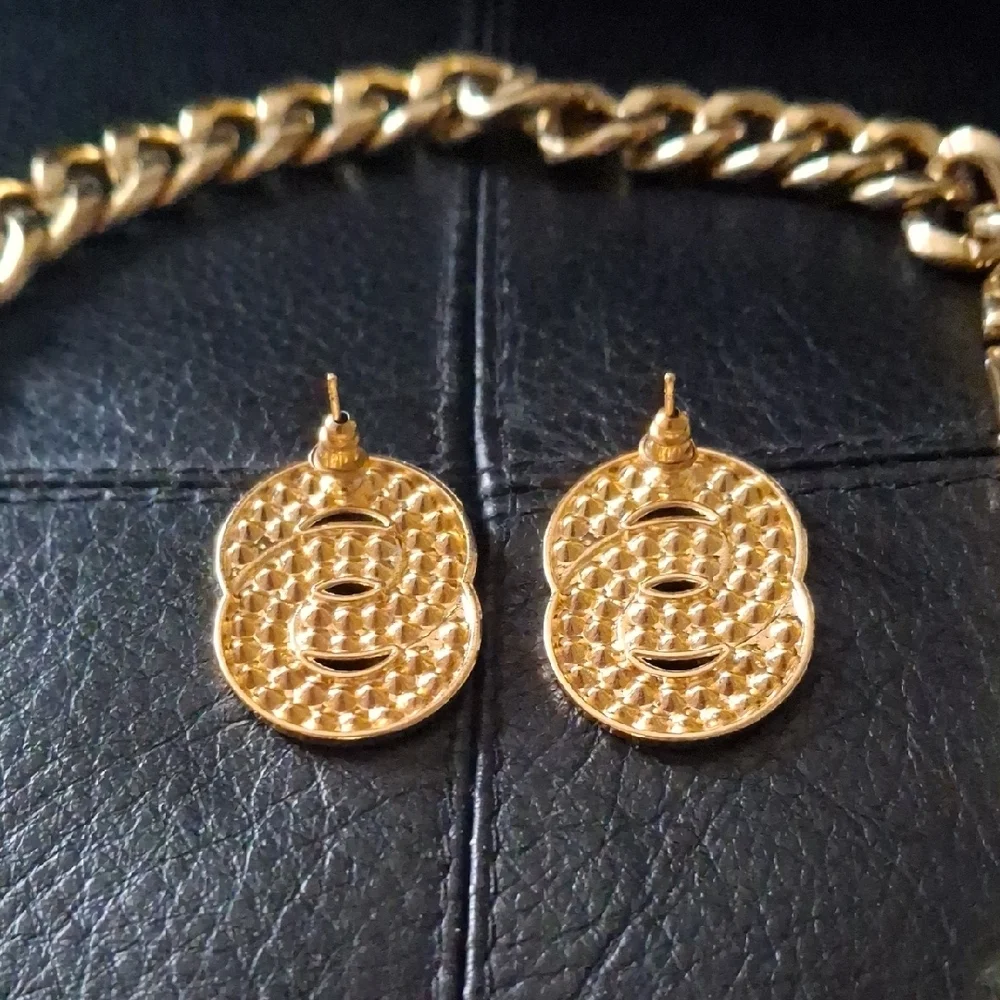 N/A elegant gold