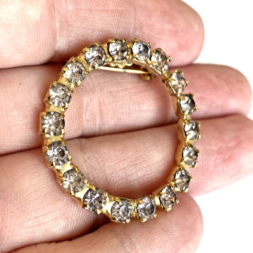 Vintage wreath brooch