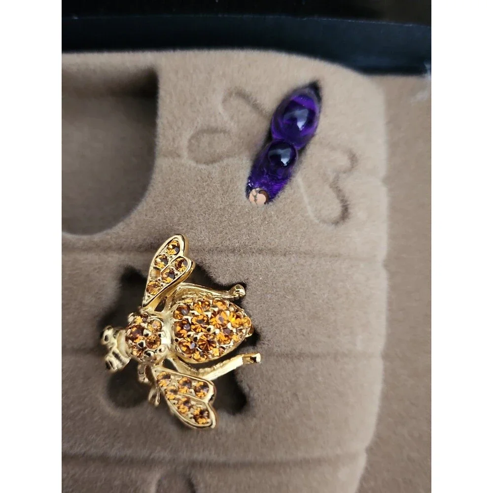 Joan Rivers perfect vintage accessory