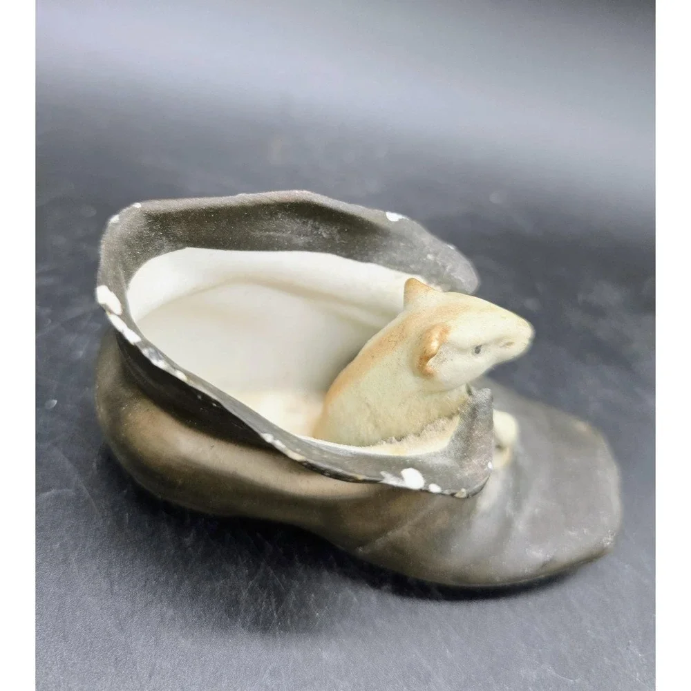 The Unbranded Brand chips around rim