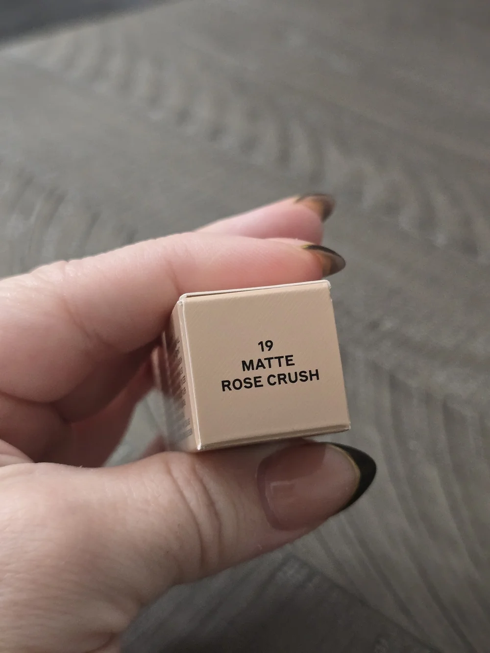 Burberry kisses lipstick