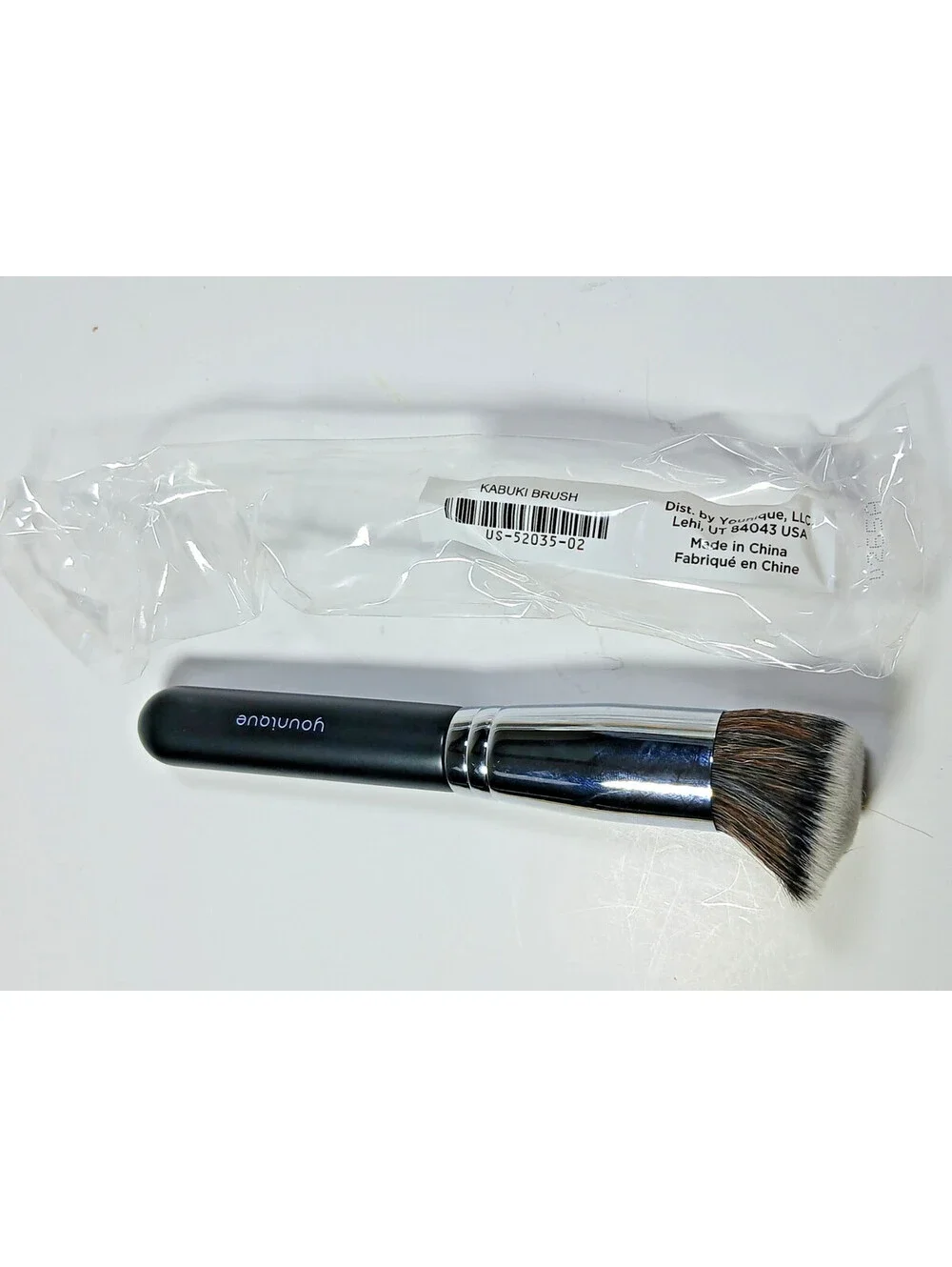 Younique Kabuki Brush Brand New in Package Makeup applicator Beauty Brush