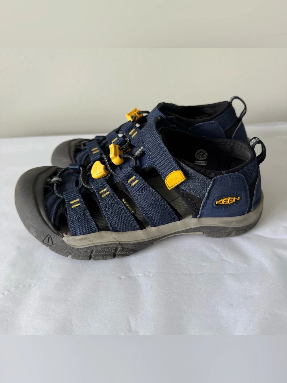 KEEN Size 4 Big Boys Blue Sandals