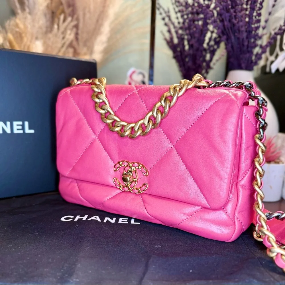 CHANEL euc 19