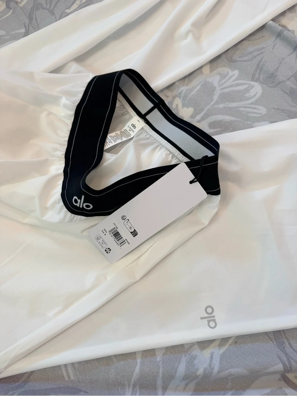 NWT Alo Yoga High-Waist Pursuit Trouser - White (Women's)