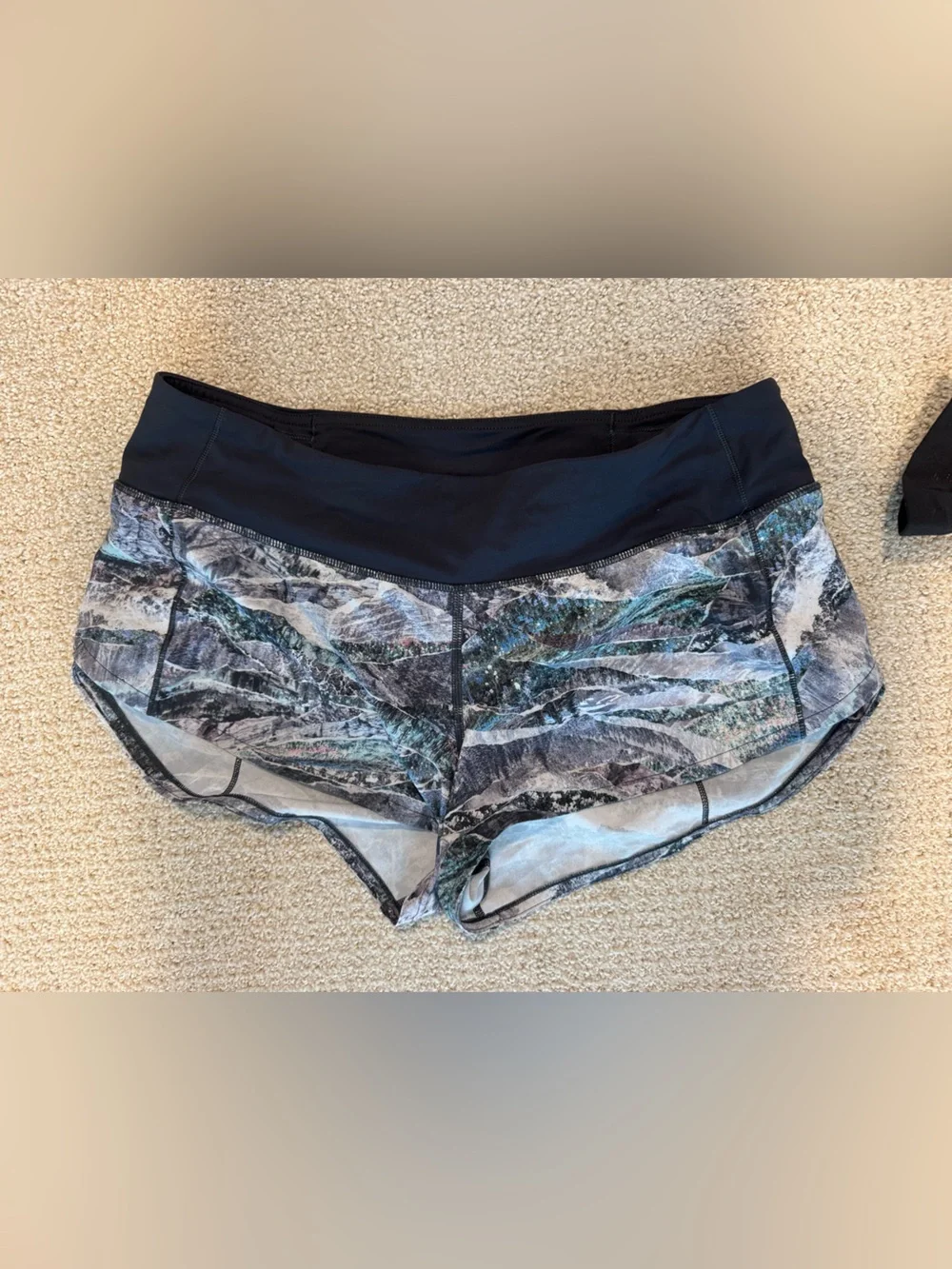 Lululemon speed up 2.5” shorts