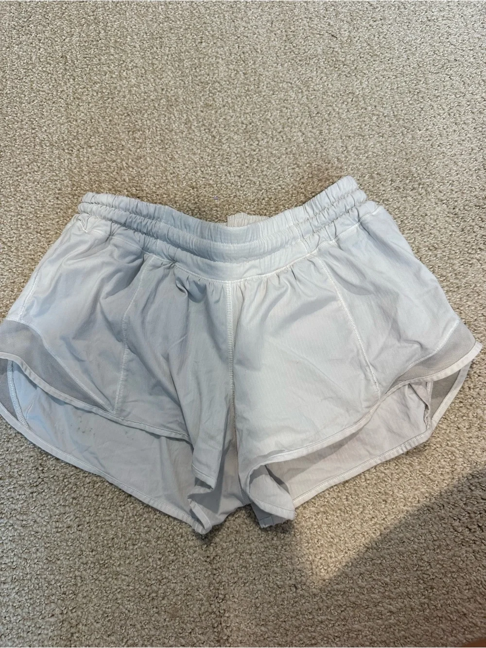 White lululemon hotty hot shorts 2.5”