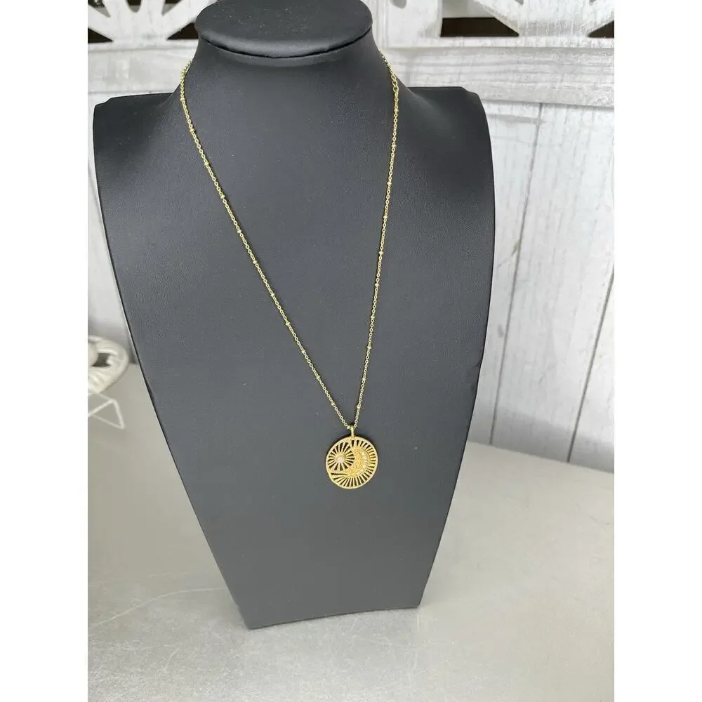 Unbranded oval pendant
