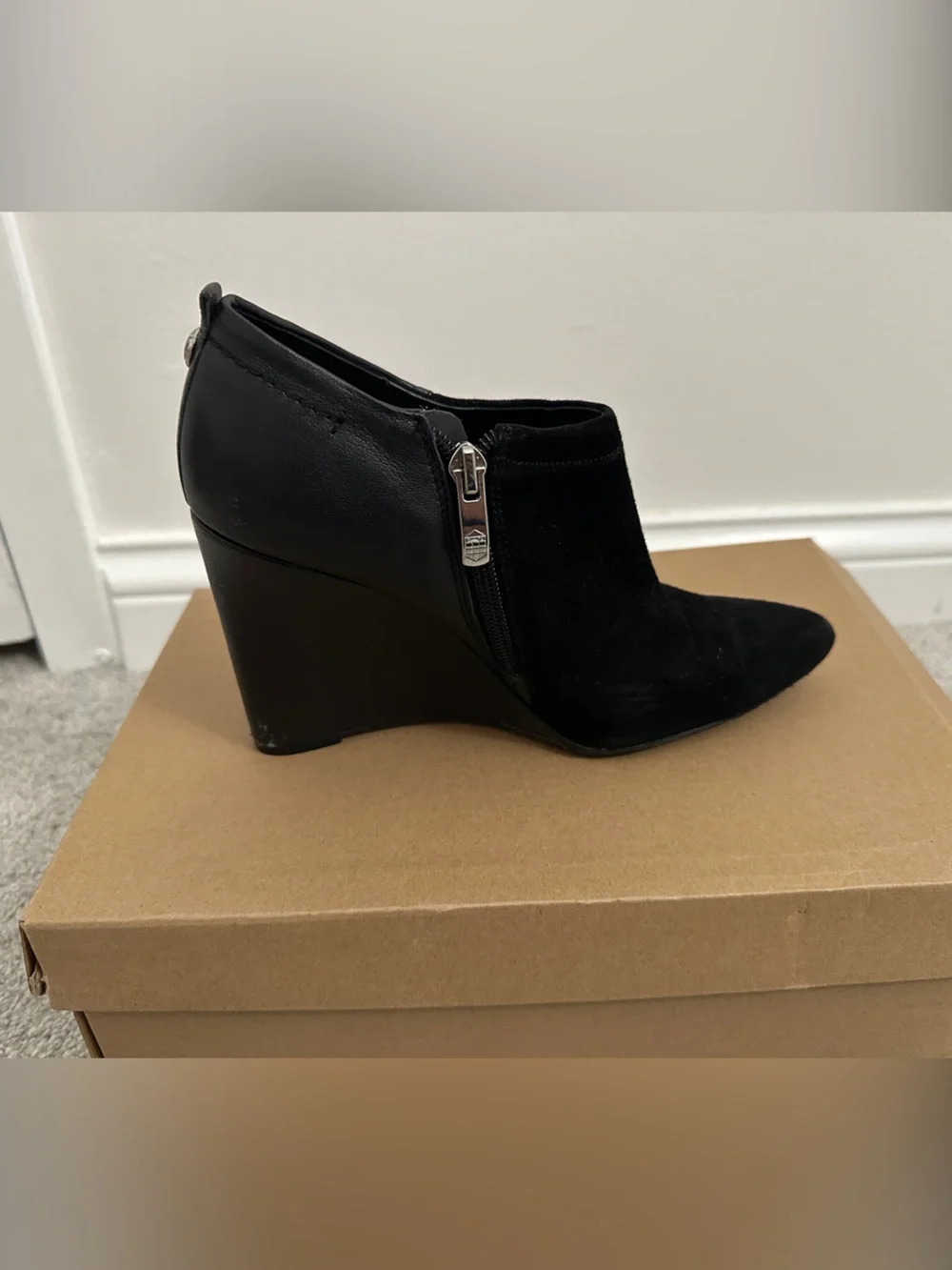 Vince Camuto mixed material