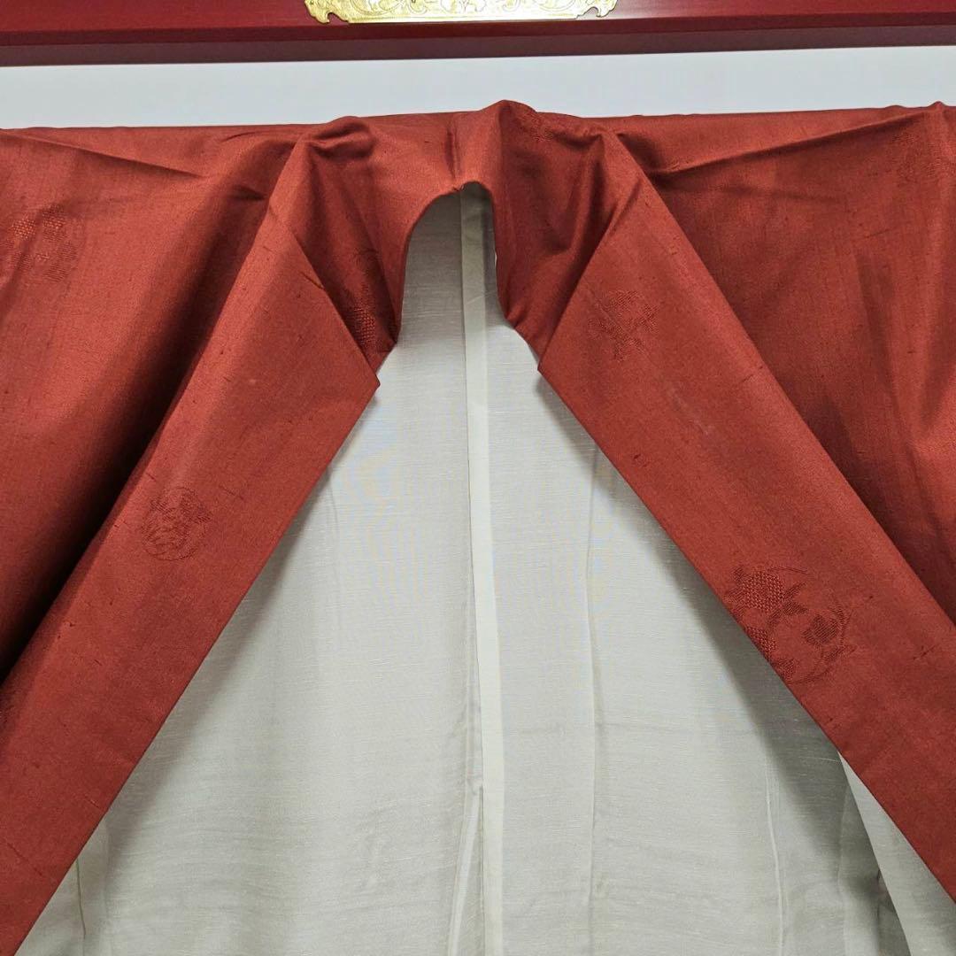 shoulder overlooking kimono