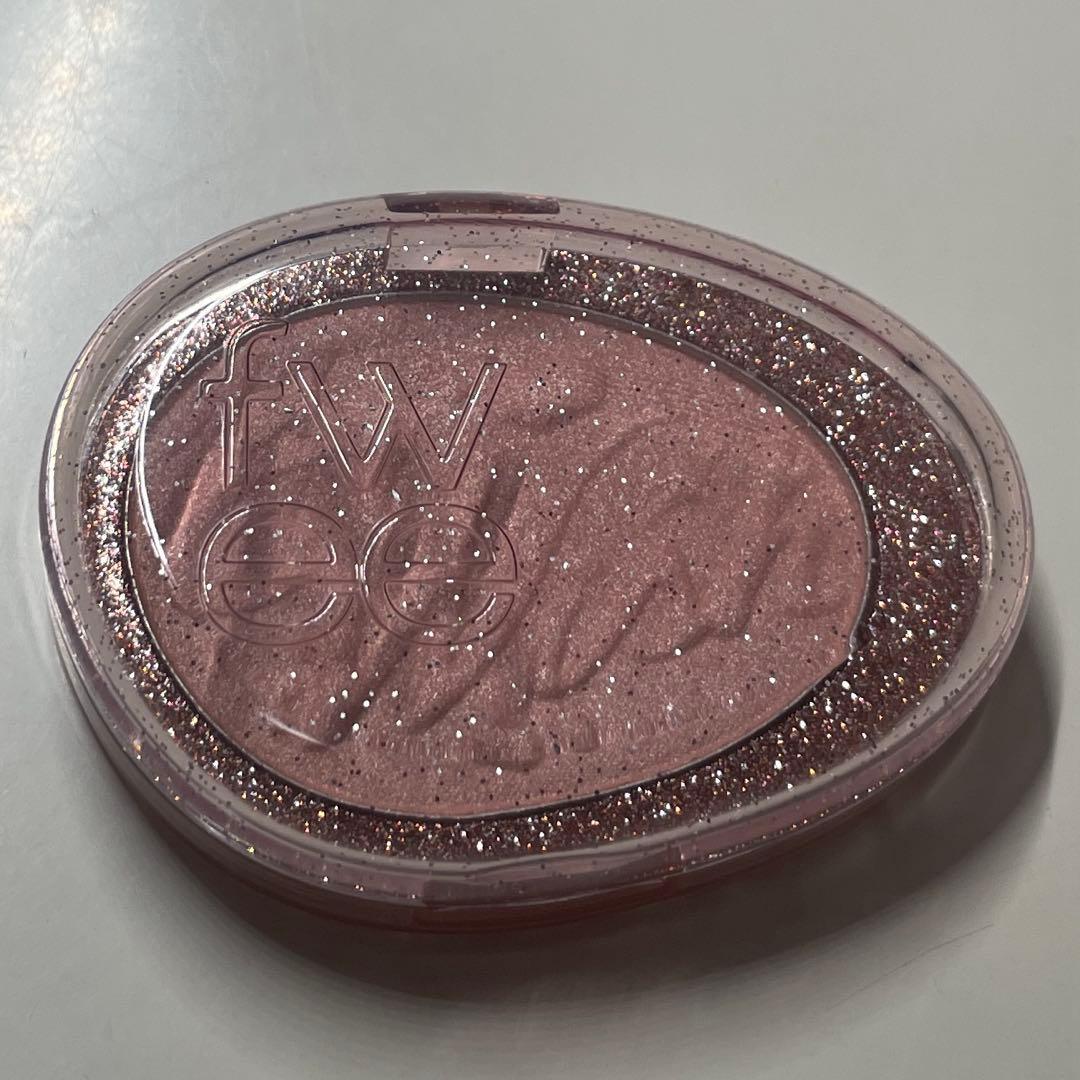 fwee fee<br>glitz