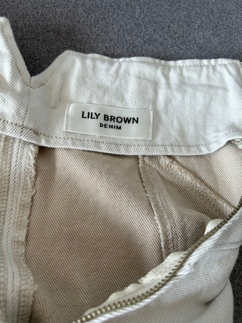 Lily Brown

 / 

Size : S have damage