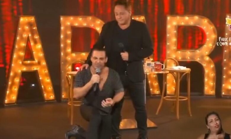 Em live com Leonardo, Eduardo Costa ajoelha e pede perdão por falar de política: ‘errei’