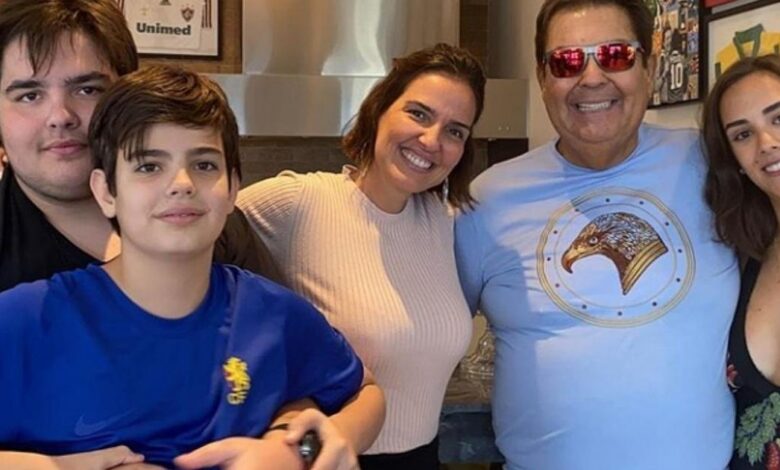 Faustão comemora aniversário e posta foto com seus 3 filhos em click raro