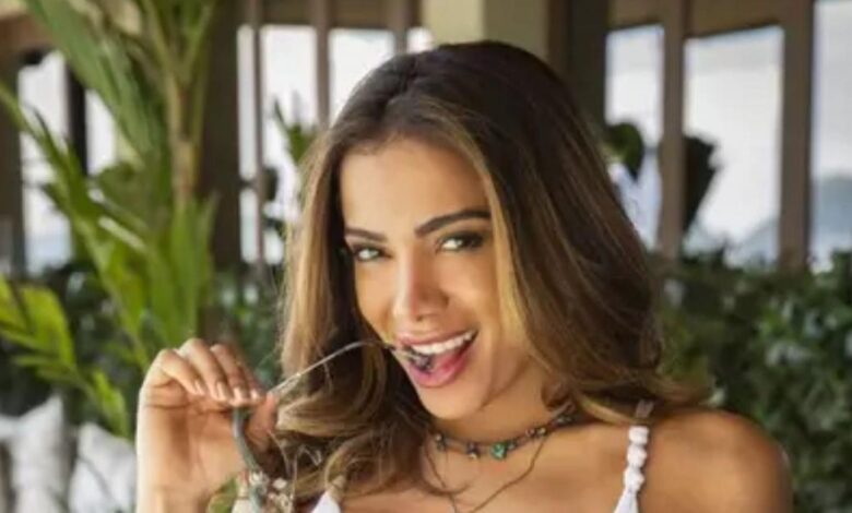 Anitta discute com deputado em live em rede social