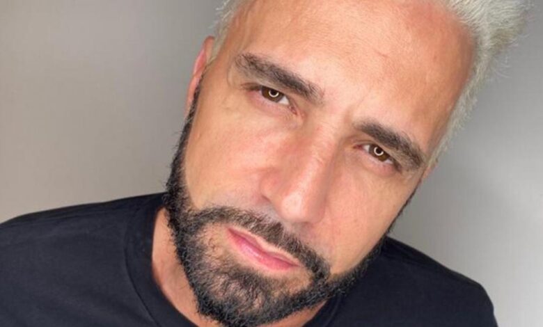 Após ser criticado, Latino volta atrás em leilão de cachorro e anuncia doação para ONG