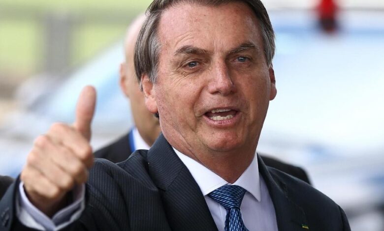Bolsonaro passeia de moto aquática enquanto Brasil bate a marca de 10 mil mortes pela covid-19